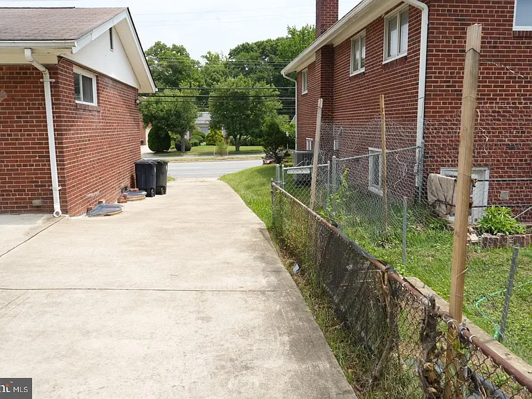 7104 Adelphi Rd — Photo 3