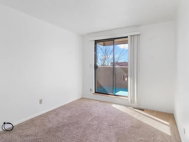 2nd Bedroom - with balcany