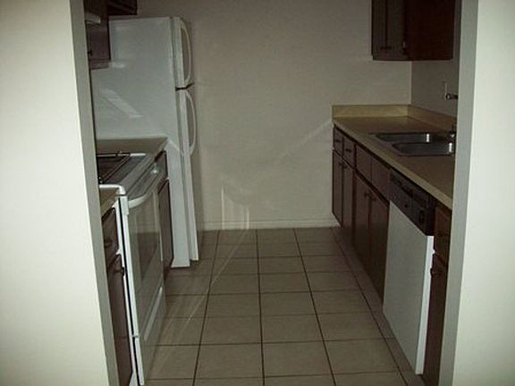 4th image of 825 SE 9th St