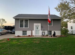 3202 Carriage Dr SW, Cedar Rapids, IA 52404