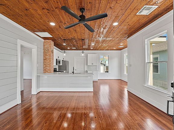 3rd image of 4706 Avenue N 1/2
