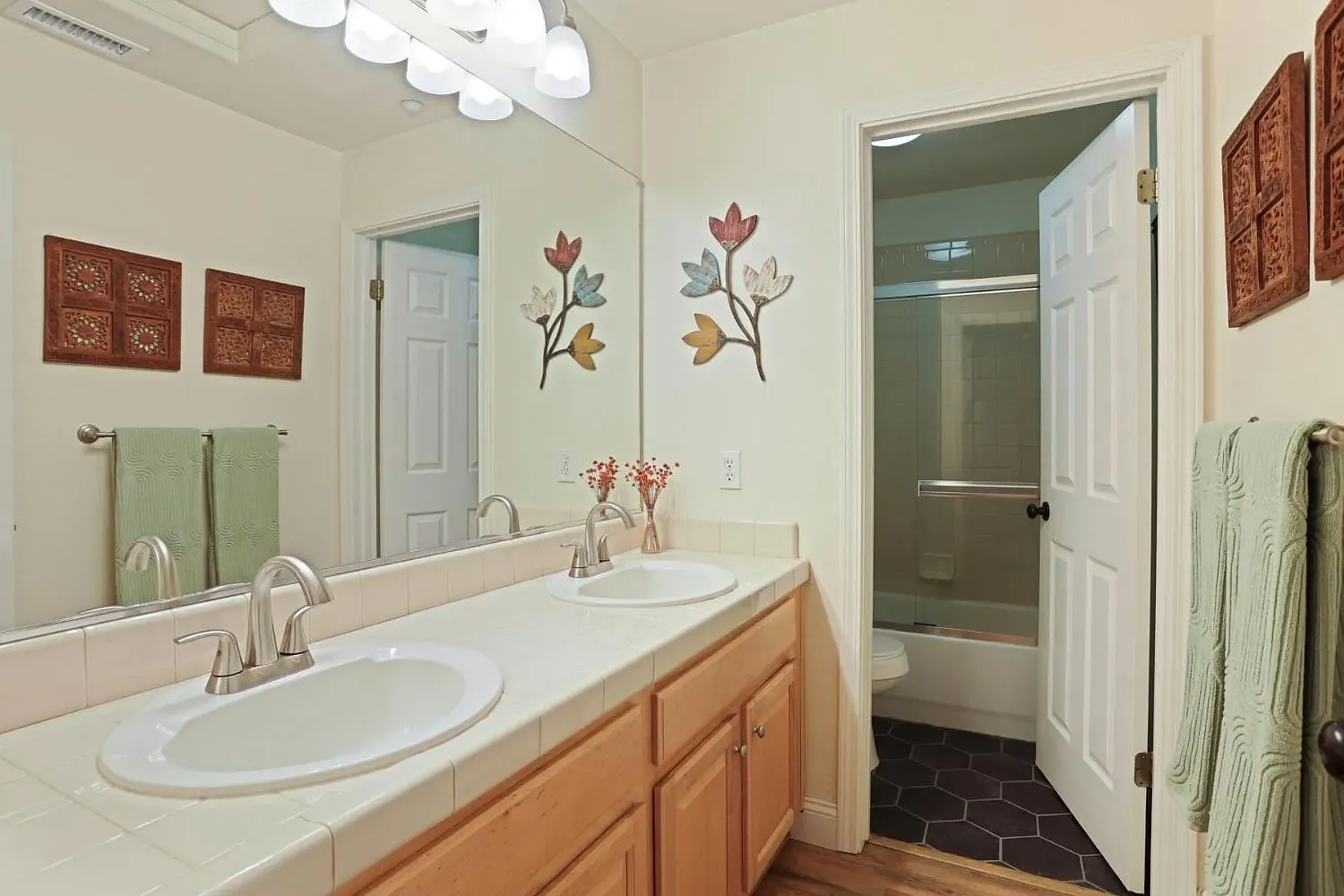4 bed, 2.5 bath, 2344 sqft, $3,650 — Photo 2