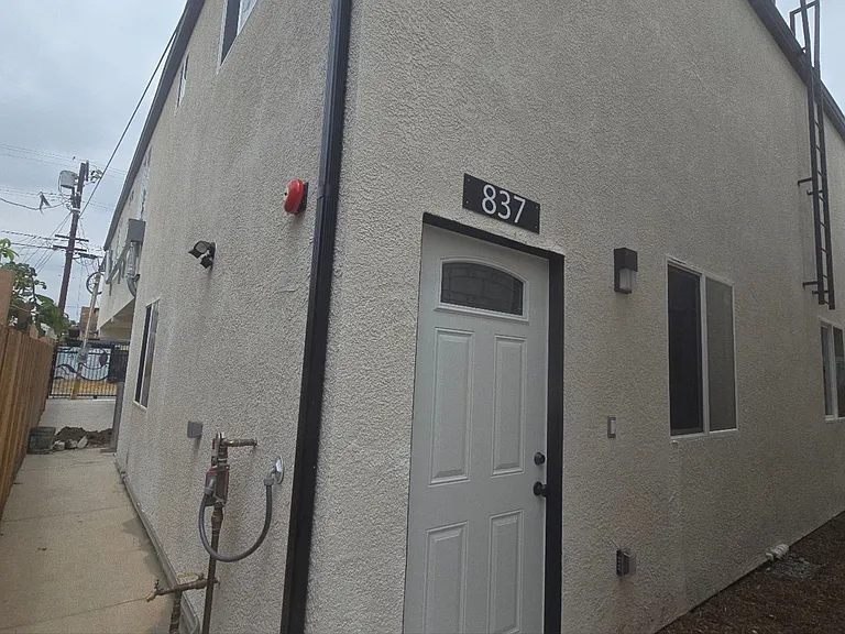 33(835E) — Photo 4