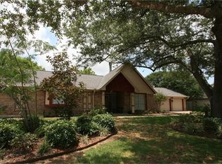 808 Essex Dr, Friendswood, TX 77546