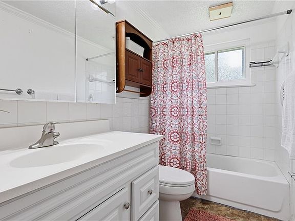 5th image of 617 NE 45th St