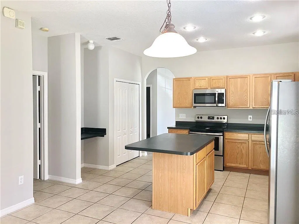 4 bed, 2.0 bath, 1955 sqft, $2,800 — Photo 3
