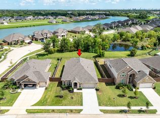 203 Bentwater Ln, Clute, TX 77531