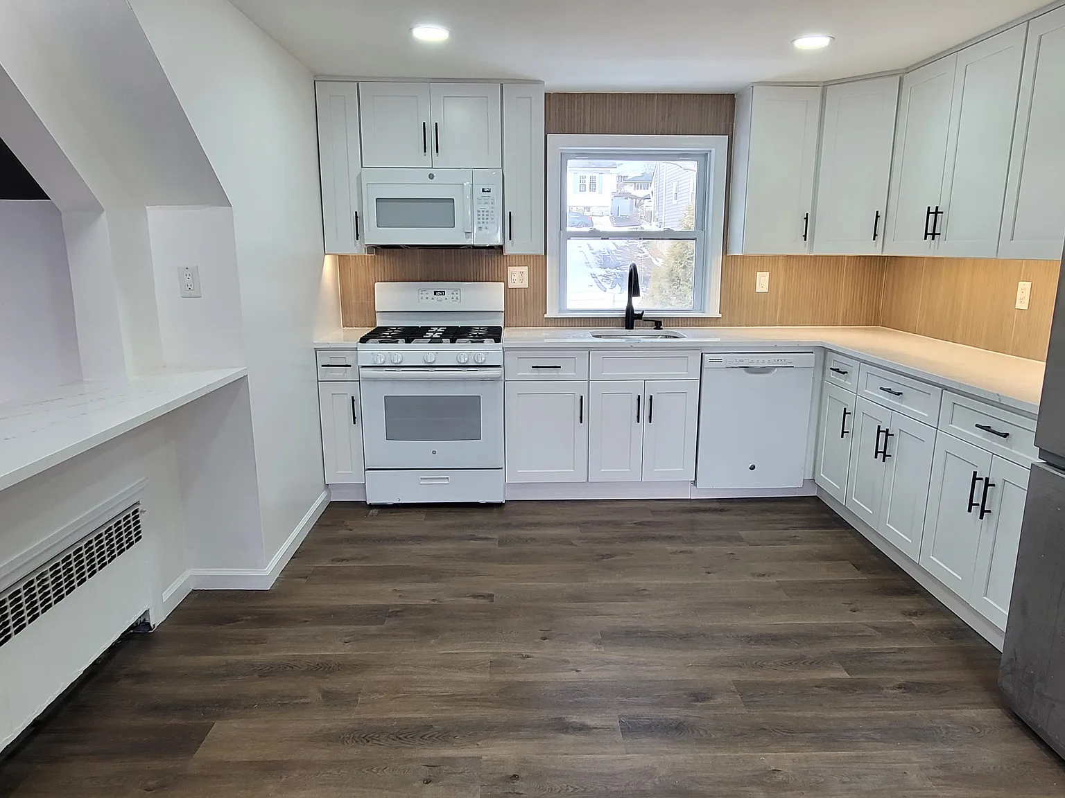 3 bed, 1400 sqft, $3,100 — Photo 2