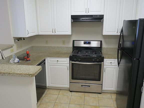 Kitchen with recently replaced stove/oven. Everything recently deep-cleaned and in excellent shape.