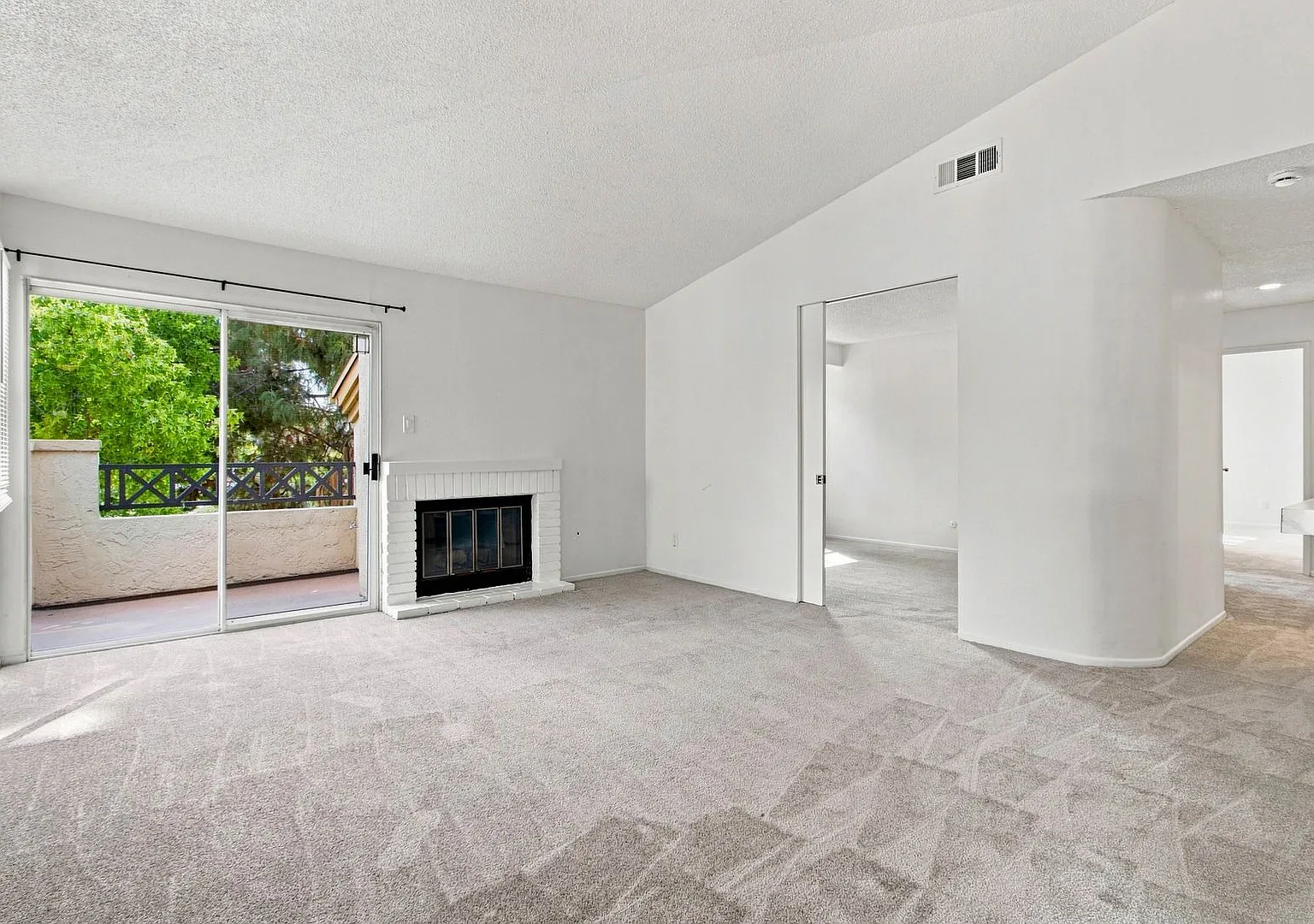 Open 3-Bedroom, 2-Bath Condo With Lake Views! — Photo 2