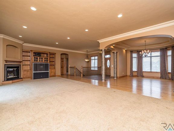 4th image of 8000 S Brande Ave