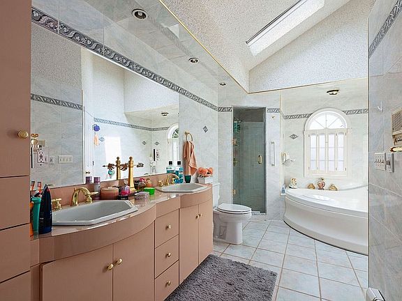 5th image of 3915 Avenue