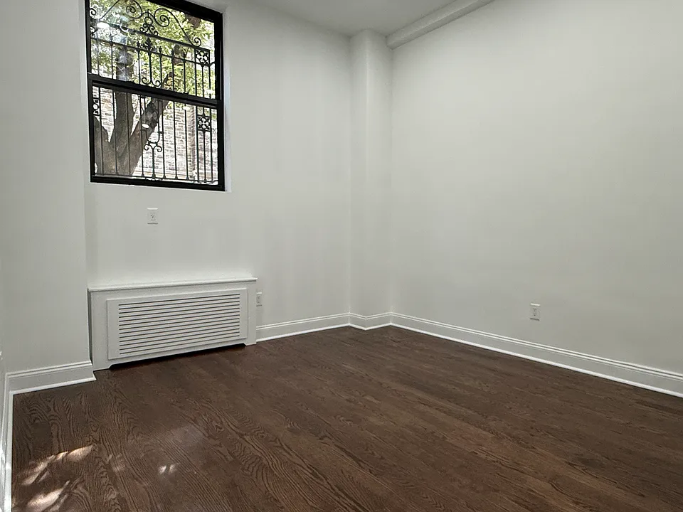 25 W 68th St #1A
