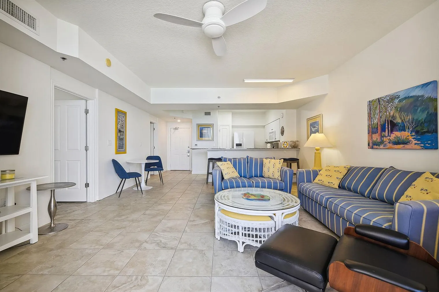 1 bed, 2.0 bath, 904 sqft, $2,992 — Photo 3