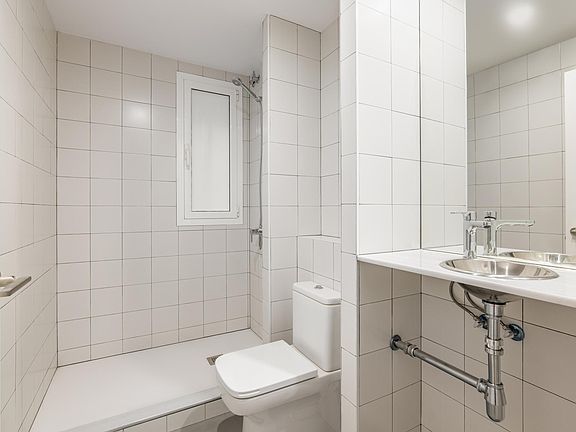 Well maintained neutral decor