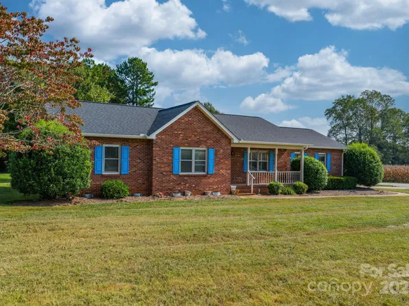 5136 Olde School Dr, Hickory, NC 28602