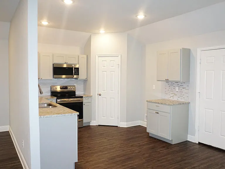 610 Wells St — Photo 8