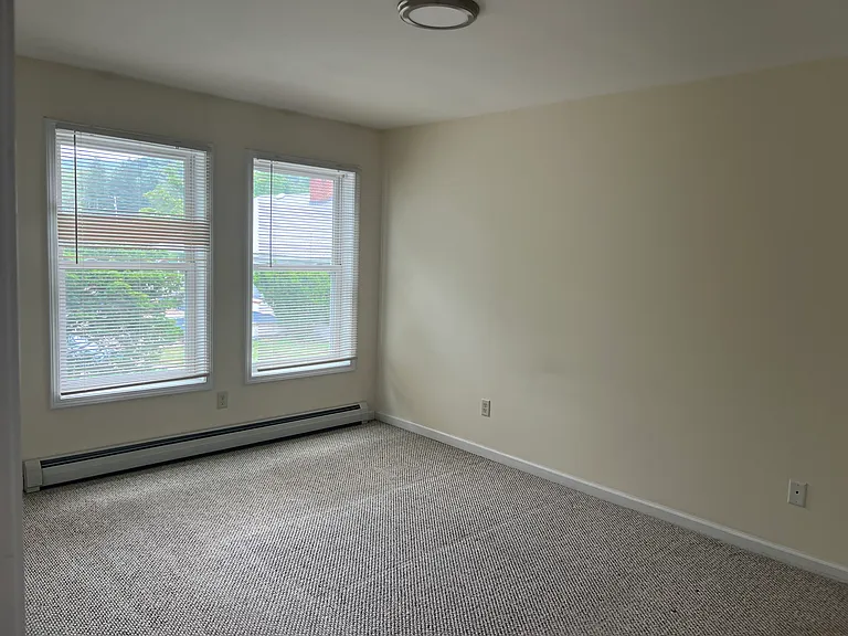 Holly Brook Apartments — Photo 33