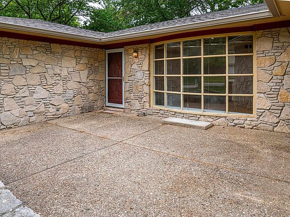 3rd image of 715 E Eddington Ct