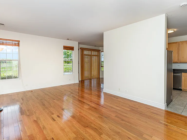 593 Springbrook Trl N — Photo 2