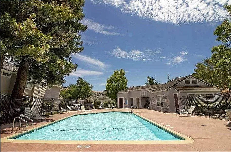 216 Sunset Dr — Photo 2