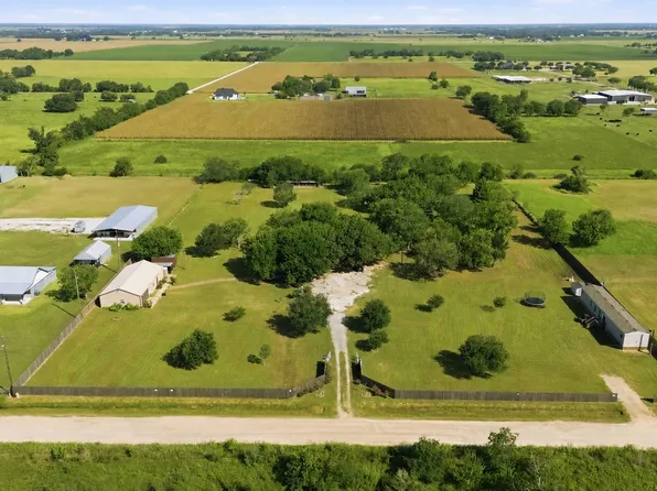 9318 E Creek Bend Dr, Needville, TX 77461