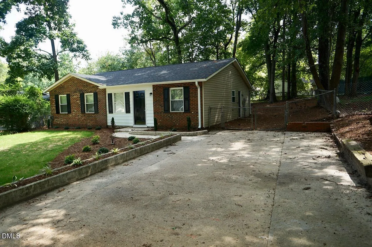 5 bed, 2.0 bath, 1320 sqft, $1,900 — Photo 2
