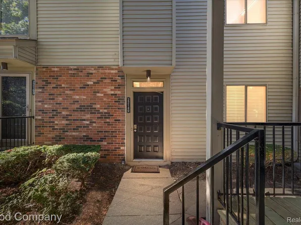 22140 Indian Creek Dr, Farmington Hills, MI 48335