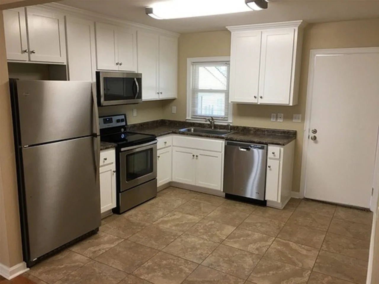 3 bed, 728 sqft, $1,375 — Photo 2