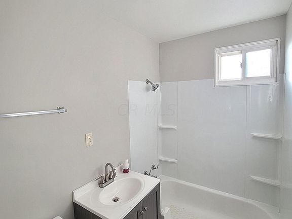 5th image of 494 Roberts Ave