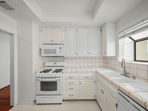 3rd image of 14572 Dickens St Unit 303