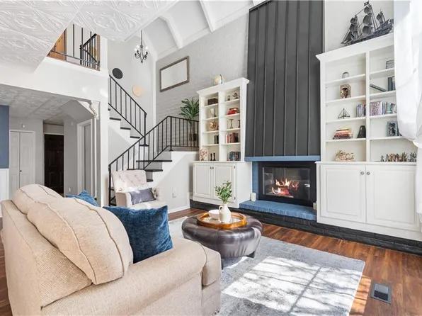 6735 W 108th Ter, Overland Park, KS 66211