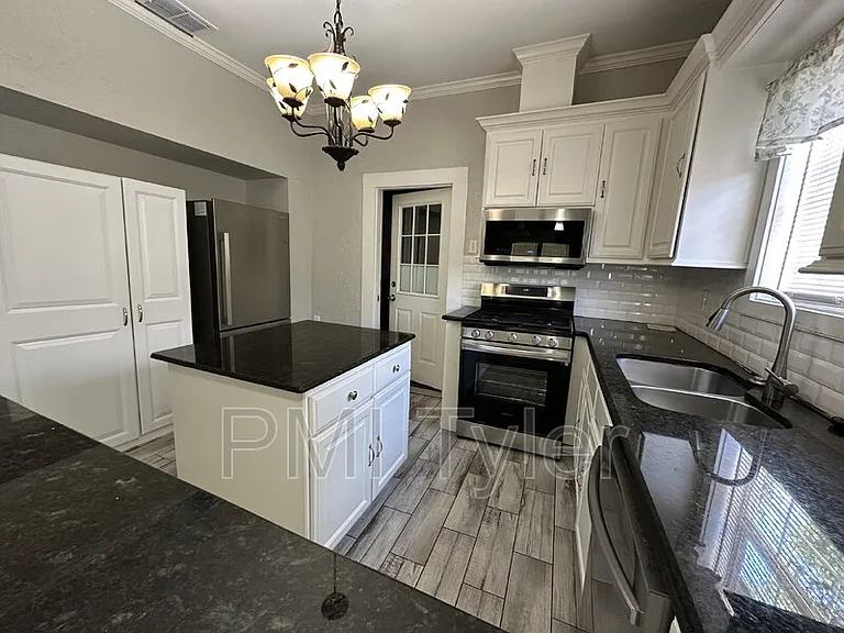 1115 S Robertson Ave — Photo 8