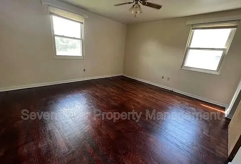 323 S Napoleon Ave — Photo 6