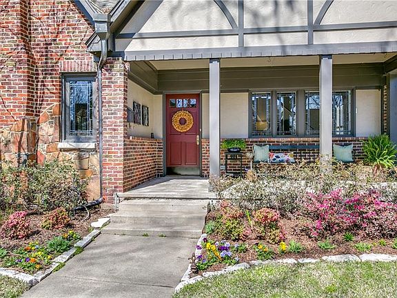 3rd image of 5543 Mercedes Ave