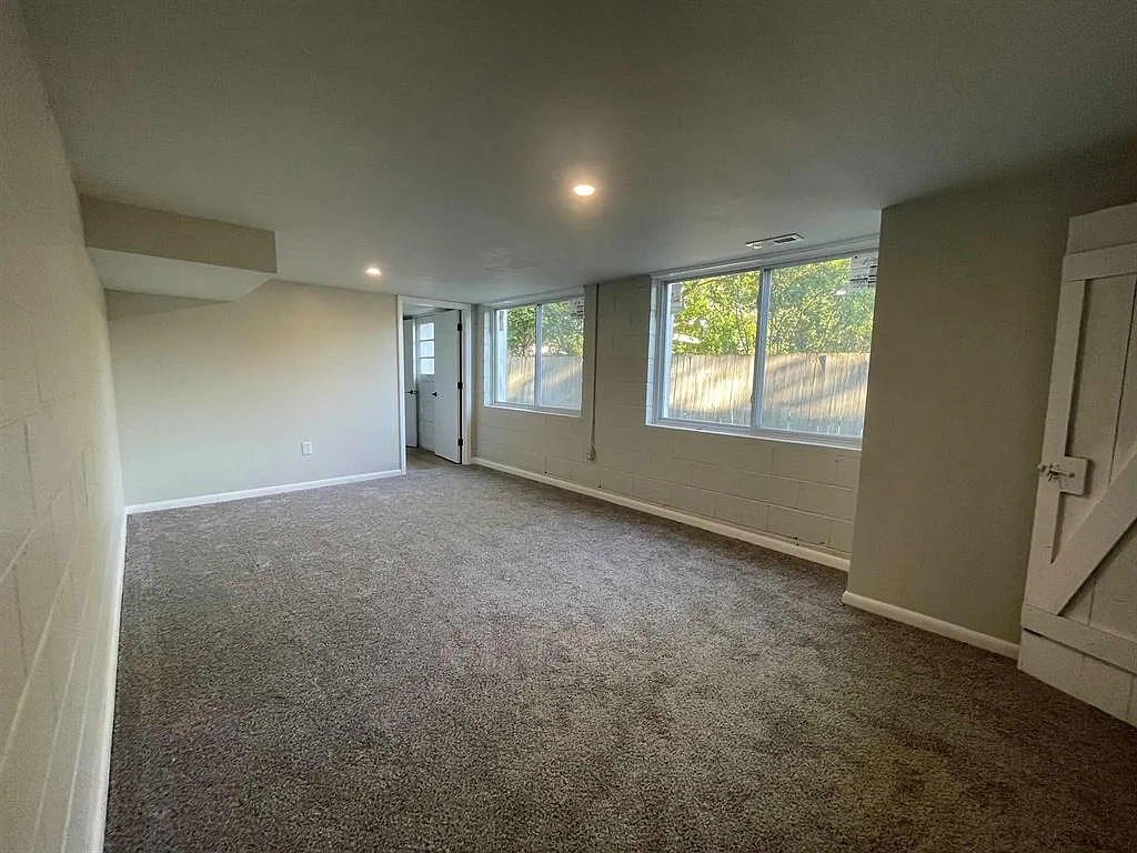 4 bed, 2.5 bath, 1354 sqft, $2,500 — Photo 2