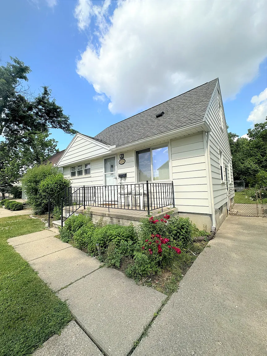 3216 Prairie Ave photo 1