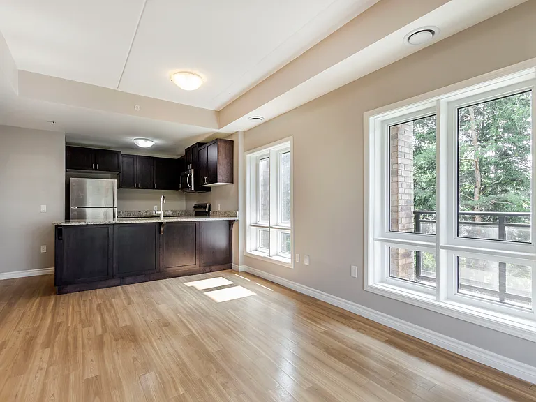 456 Lorne Ave W — Photo 6