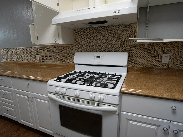 1004 Russell Ln — Photo 12