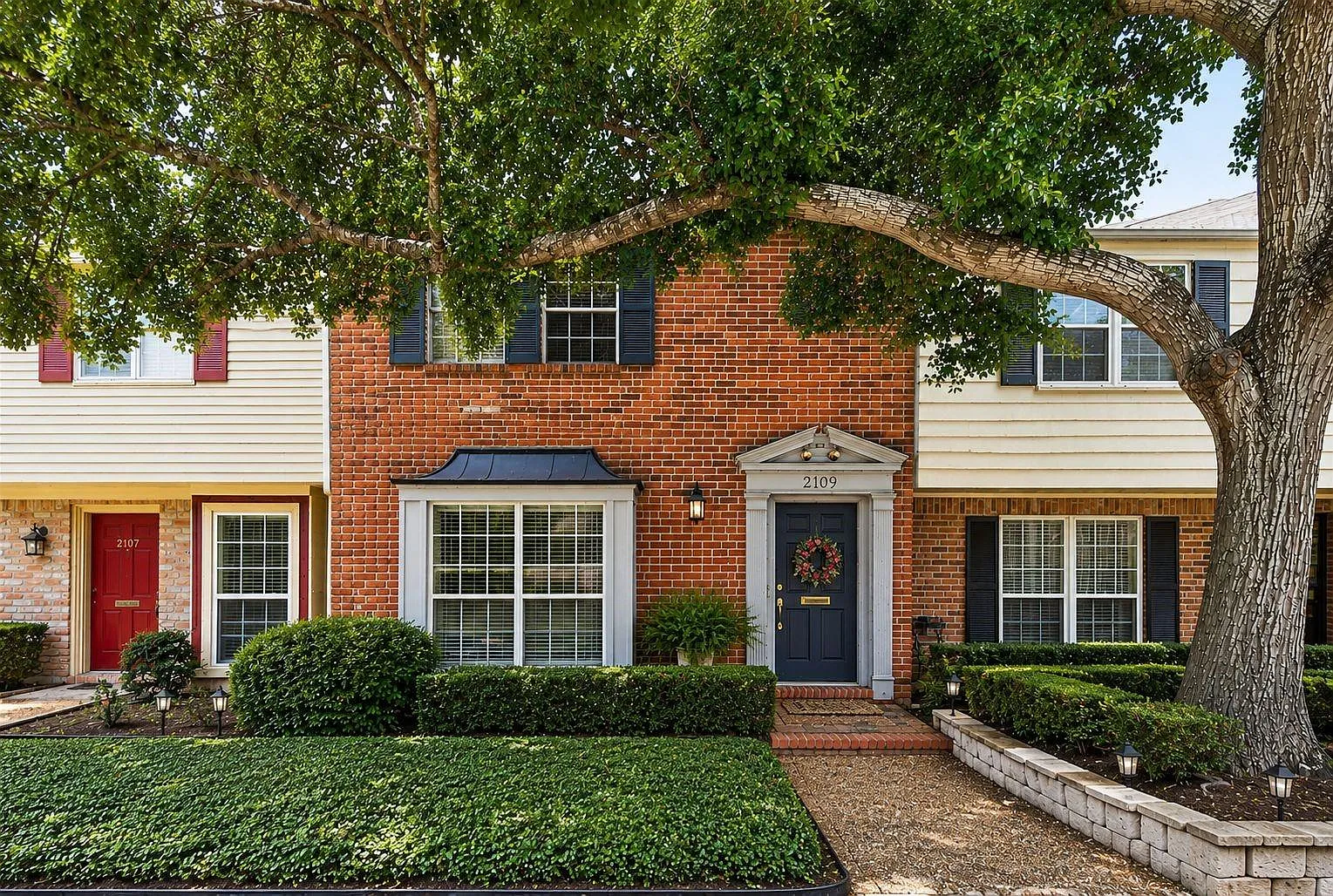 2 bed, 2.5 bath, 1520 sqft, $2,050 — Photo 2