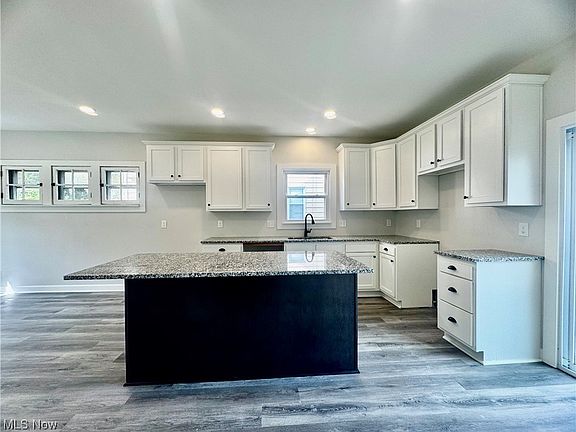 3rd image of 453 Briarwood Dr