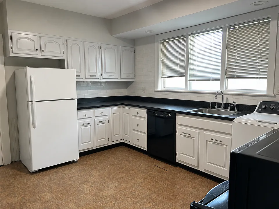 25 Bradbury Ave #A