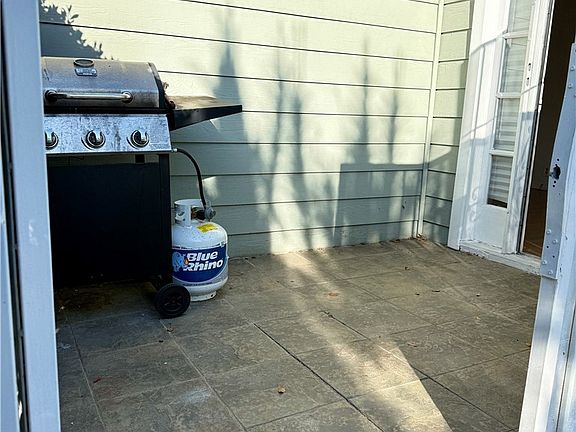 2nd image of 411 Myrtle St