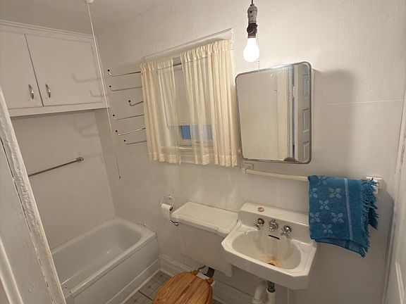 3rd image of 205 S Sloan St