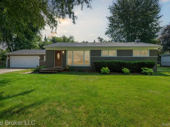 6240 Snow Apple Dr, Clarkston, MI 48346