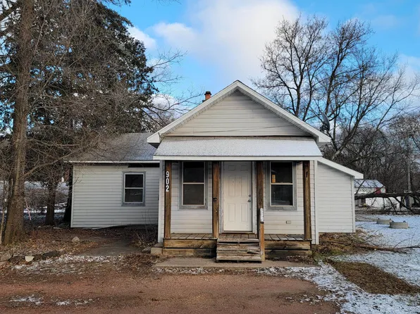 902 Bartlett St, Waupaca, WI 54981