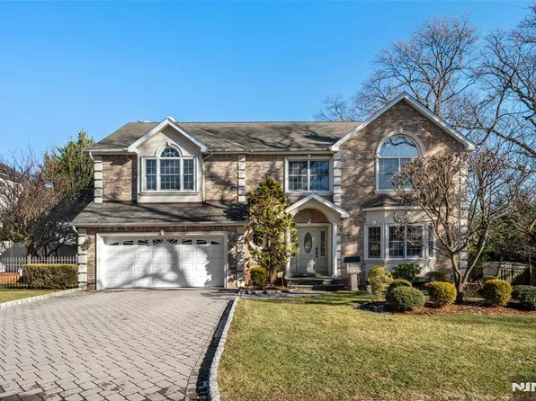 216 10th St, Cresskill, NJ 07626