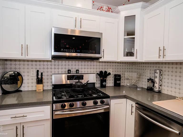 427 N Heliotrope Dr #200 — Photo 34