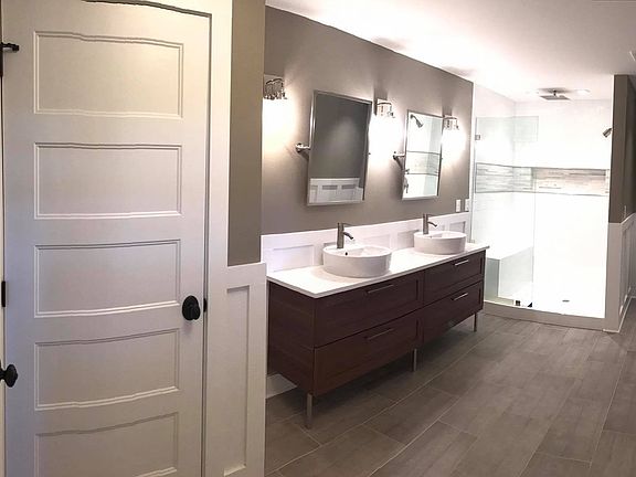 5th image of 702 Lake Forest Dr