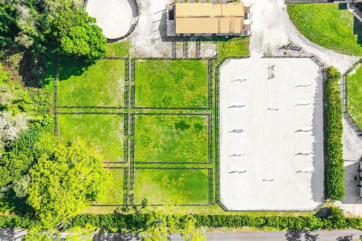 Building Photo - 6149 Park Ln E #BARN